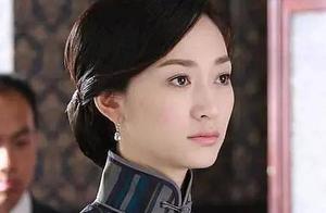 李小冉是合照殺手了：她全身白嫩，劉濤坐她旁邊都被襯得臉色發黃