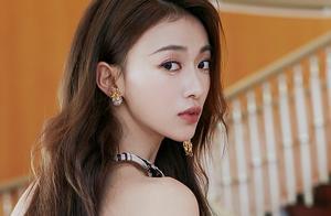 吳謹言優雅的手機壁紙，她苗條的身材搭配長裙，氣質甜美溫婉迷人
