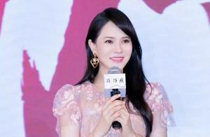 50歲伊能靜撞上40歲董璇，同穿連衣裙氣質減齡，看不出10歲年齡差