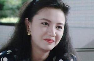 她曾是梁朝偉的初戀，嫁給富商7年後離婚，如今53歲依舊單身