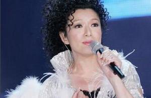 她唱紅《最浪漫的事》，卻因離婚罹患抑鬱症，如今52歲依然單身