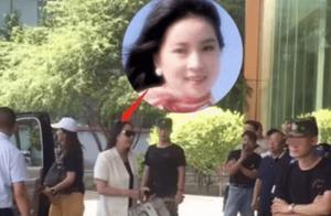 大哥背後的女人，與林青霞齊名，66歲成龍妻子近照身材氣質出眾