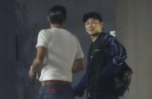 林志玲老公Akira與友人飲酒街頭又摟又抱，夫妻婚後處於分居狀態