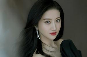 景甜的簡約穿搭、劉亦菲的氣質搭配，將80後女性魅力發揮到極致