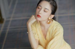 古力娜扎穿4000連衣裙，撞衫劉亦菲，精緻臉和天仙臉差距一目了然