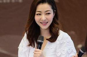 看了方媛穿小白裙，再看熊黛林，才知道不同氣質美在哪裡