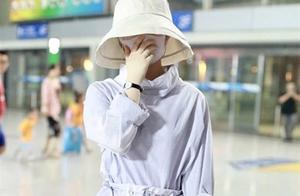 趙麗穎產後首現身，裹成「粽子」難掩窈窕身材，簽名時畫面詭異