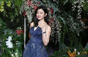 ​「小龍女」陳妍希又胖了，穿藍色星空裙亮相，被認成胖版鍾楚紅