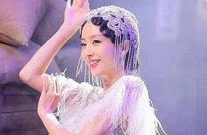 佟麗婭出席活動近照氣質美艷，宣傳新電影，講述與岳雲鵬的合作