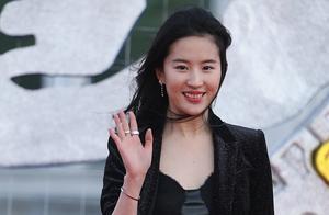 成龍電影周女星齊鬥豔，劉亦菲佟麗婭風情各異，徐帆張藍心拼過頭