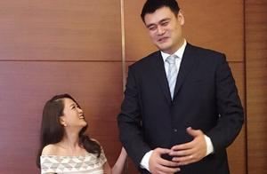 身高165的陳喬恩＋高跟鞋＝姚明腋下，這「最萌身高差」絕了