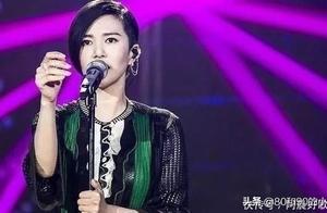 曾落魄去當酒吧駐唱，卻因一首歌走紅，如今身價上億卻從不招搖