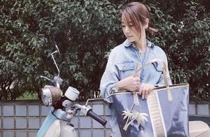 林心如曬老公視角美照，坐摩托車上捂嘴偷笑，故意將包遮擋肚子