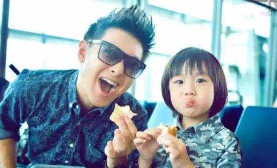 法國人對林志穎說：「請你的兒子離開這裡！」!…