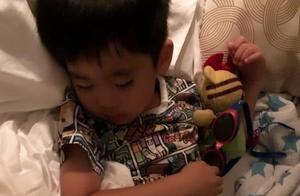 林志穎雙胞胎兒子浴缸玩水，眼睫毛賺足眼球，老二是翻版kimi