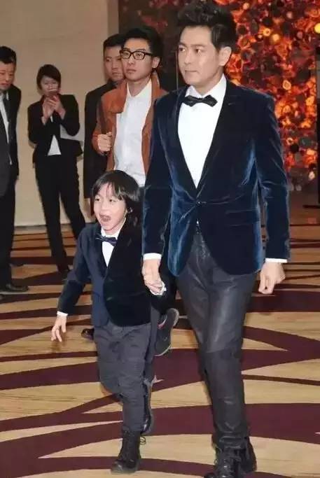 法國人對林志穎說：「請你的兒子離開這裡！」!…