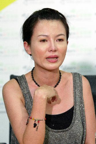 苗可麗離婚10年「婚變原因」曝光！當年她「奉女成婚閃嫁導演」婚後卻淚訴「根本守活寡」！
