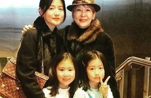 48歲李英愛素顏帶女兒看舞台劇，優雅大方狀態佳，8歲女兒顏值高