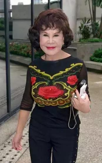 「當小三生6子」70歲仍無名分兒女疏遠 整型上癮「素顏嚇跑小偷」今83歲遇真愛！