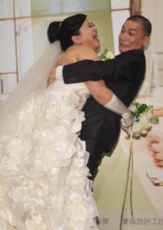 粉紅豬「鍾欣淩」結婚7年淚飆：「我要離婚！」原來44歲「高齡連生2女」的她，讓人心疼！