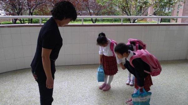 演藝圈模範夫妻的12歲兒子 外出「面對記者禮貌打招呼」：父母的修養，決定了孩子的教養！