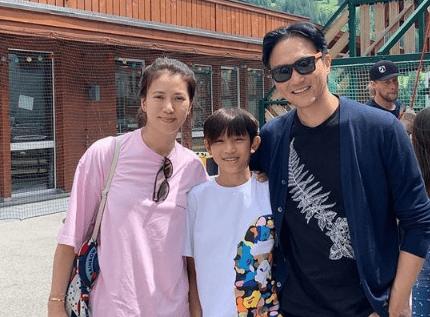 演藝圈模範夫妻的12歲兒子 外出「面對記者禮貌打招呼」：父母的修養，決定了孩子的教養！