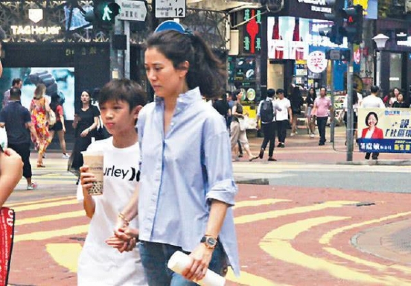 演藝圈模範夫妻的12歲兒子 外出「面對記者禮貌打招呼」：父母的修養，決定了孩子的教養！