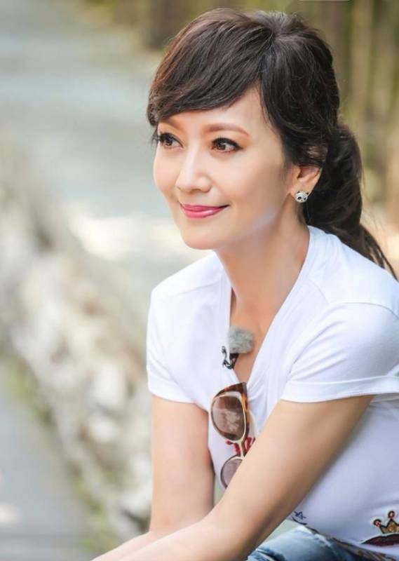 拆穿假「凍齡女神」！趙雅芝滿臉皺紋、溫碧霞粉底超厚、朱茵臉都垮了、黎姿僵到不會笑！