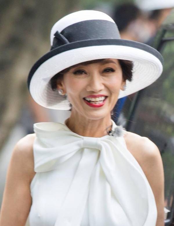 拆穿假「凍齡女神」！趙雅芝滿臉皺紋、溫碧霞粉底超厚、朱茵臉都垮了、黎姿僵到不會笑！