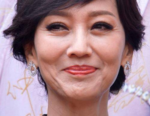 拆穿假「凍齡女神」！趙雅芝滿臉皺紋、溫碧霞粉底超厚、朱茵臉都垮了、黎姿僵到不會笑！
