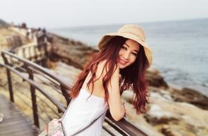 53歲溫碧霞不服老，一襲抹胸連衣裙美回18歲，白衣飄飄太減齡