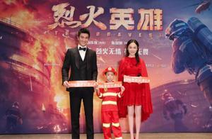 杜江攜老婆兒子亮相紅毯，穿西裝革履帥氣十足，霍思燕造型太惹眼