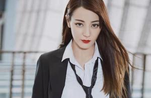 迪麗熱巴高調亮相，粉色亮片露背裙，紅唇西裝殺，又美又酷