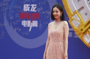 佟麗婭亮相紅毯，一身粉色長裙儀態優雅，精緻鎖骨天鵝頸吸睛
