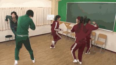 這家聲優事務所裡都是搞笑藝人，松岡和佐倉沒有一個是正常人