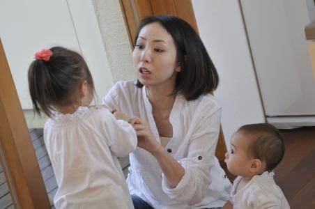 我帶著女兒再嫁，丈夫每天非要親自哄女兒睡，打開衣櫃，我嚇傻了！