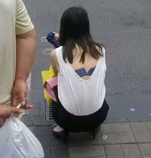 姑娘這是在玩行為藝術嗎，看了讓人上火，頂不住了！