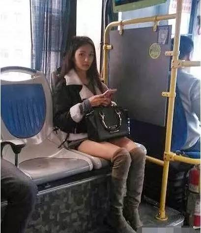 姑娘這是在玩行為藝術嗎，看了讓人上火，頂不住了！