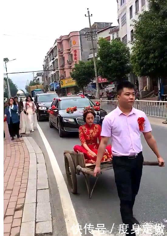新郎用「板車」拉新娘，後邊全是豪車，網友：新娘的表情亮了！
