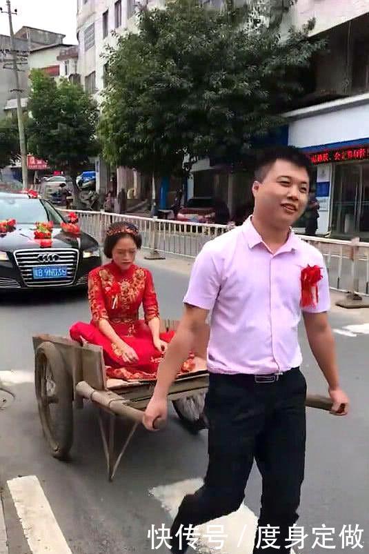新郎用「板車」拉新娘，後邊全是豪車，網友：新娘的表情亮了！