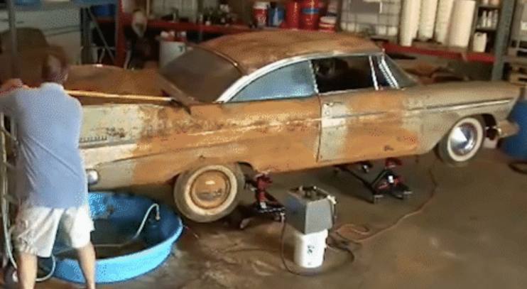 美國土豪將全新豪車埋在地下50年，豪車被挖出來後，變成什麼樣了？