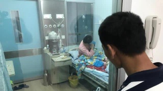 兄妹情深！「替無法醒來妹妹把屎把尿」照顧8年吃睡都在病房　「1年回家半個月」妻子鬧離婚也不讓步