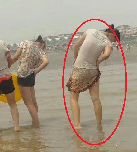 妹子明知道我叫她出門游泳卻不穿泳衣，這結果後悔了吧！笑得我重複看了幾遍！