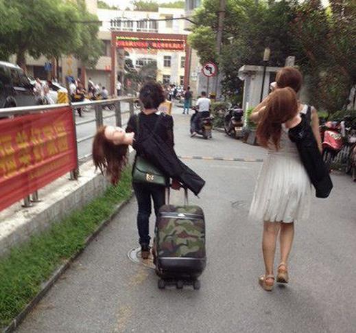 妹子明知道我叫她出門游泳卻不穿泳衣，這結果後悔了吧！笑得我重複看了幾遍！