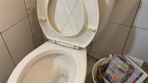 求店家外借廁所！阿桑「裡面蹲3小時」敲門也不回應，店員報警後「開門全愣住了」：奇葩無極限！