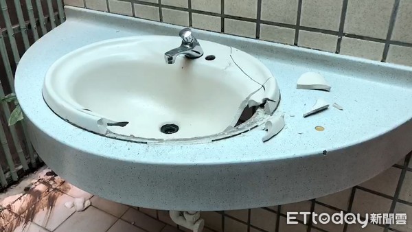 求店家外借廁所！阿桑「裡面蹲3小時」敲門也不回應，店員報警後「開門全愣住了」：奇葩無極限！