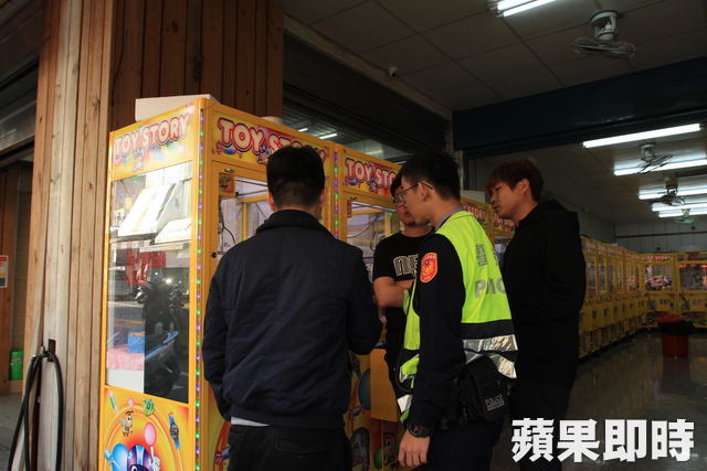 他夾娃娃「花10元就夾到1900元音響」超幸運！但下一秒「警察上手銬帶走」，這樣犯法了！