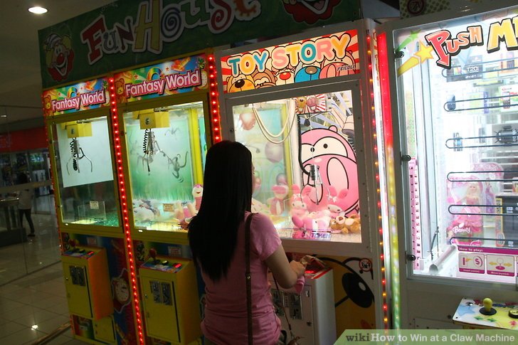 他夾娃娃「花10元就夾到1900元音響」超幸運！但下一秒「警察上手銬帶走」，這樣犯法了！