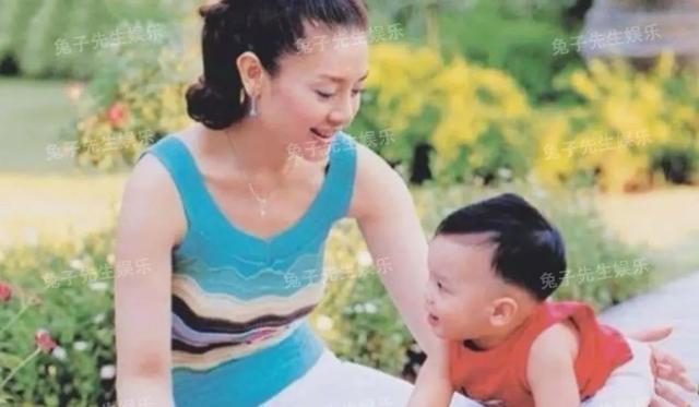 媽媽，你別走…泰國國王第3任妻子被押上警車，與兒子跪地痛哭，這一幕令人心碎，太淒涼！