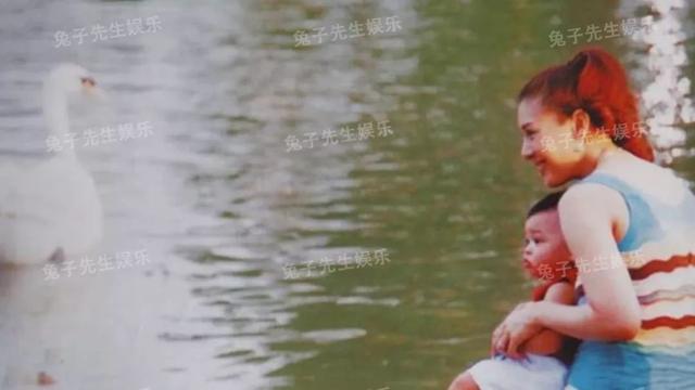 媽媽，你別走…泰國國王第3任妻子被押上警車，與兒子跪地痛哭，這一幕令人心碎，太淒涼！